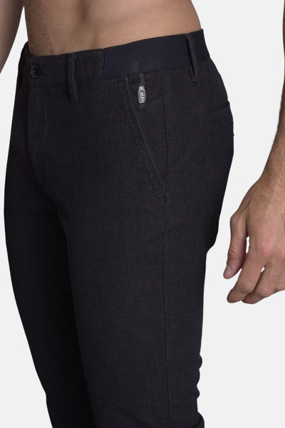 Pantalon noir de DELAHAYE, avec braguette à bouton et texture subtile.
