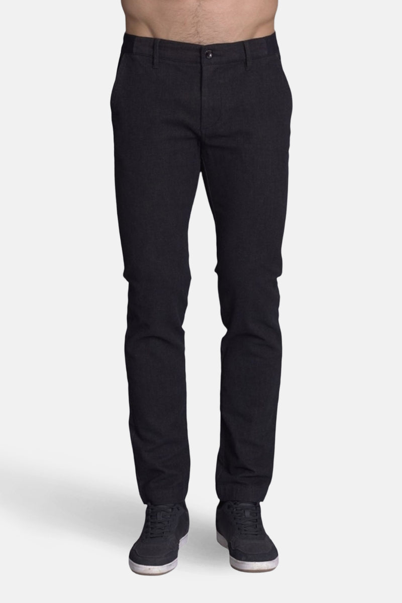 Pantalon noir de DELAHAYE, uni, porté avec des chaussures de sport noires.