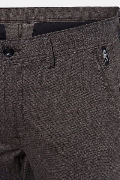 Pantalon taupe de DELAHAYE, détail de la ceinture, de la poche avant et du bouton marqué.