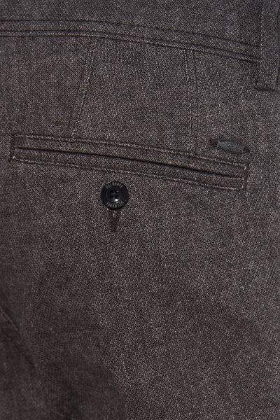Pantalon taupe de DELAHAYE, détail de la poche arrière boutonnée et l’étiquette de la marque.