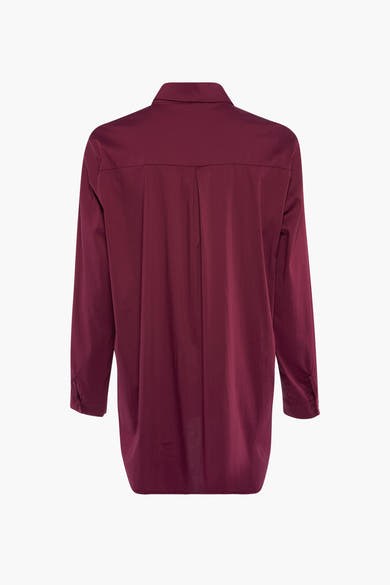 Chemise à manches longues rouge de Terra di Siena, vue de dos, avec pli au milieu et manches boutonnées.