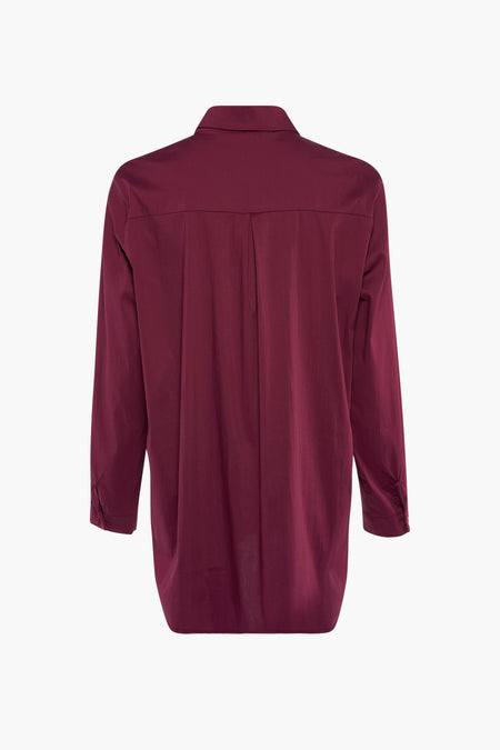 Chemise à manches longues rouge de Terra di Siena, vue de dos, avec pli au milieu et manches boutonnées.