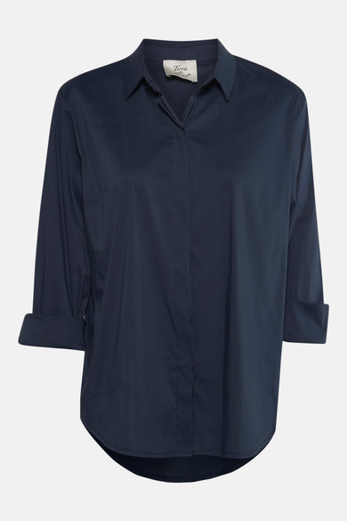 Chemise bleu marine à manches longues de Terra di Siena, avec des manches retroussées.