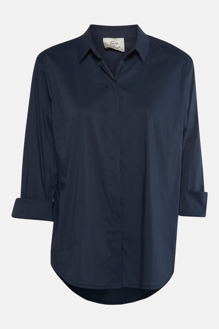 Chemise bleu marine à manches longues de Terra di Siena, avec des manches retroussées.