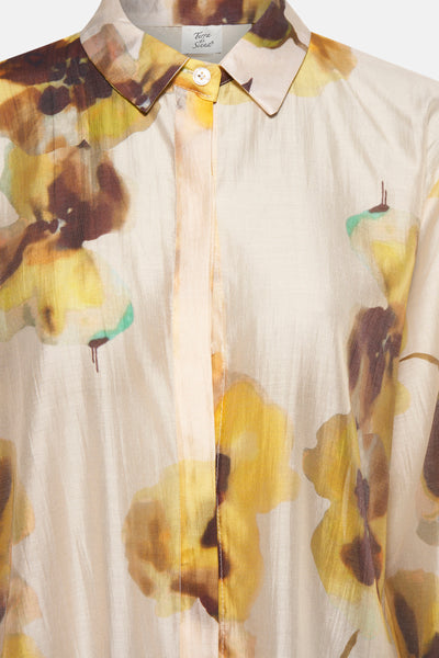 Beige blouse met lange mouwen van Terra di Siena, bloemenprint en knoopsluiting in dezelfde kleur.