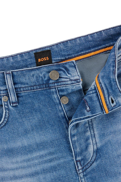 Jean fuselé en denim bleu moyen de BOSS ORANGE, avec des détails de couture orange.