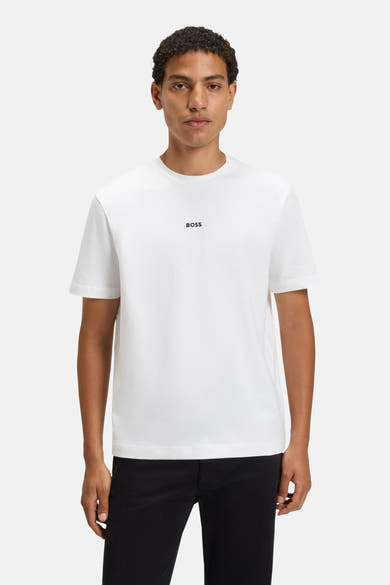 T-shirt blanc à manches courtes de BOSS ORANGE, avec un logo noir subtil sur la poitrine, porté avec un pantalon noir.
