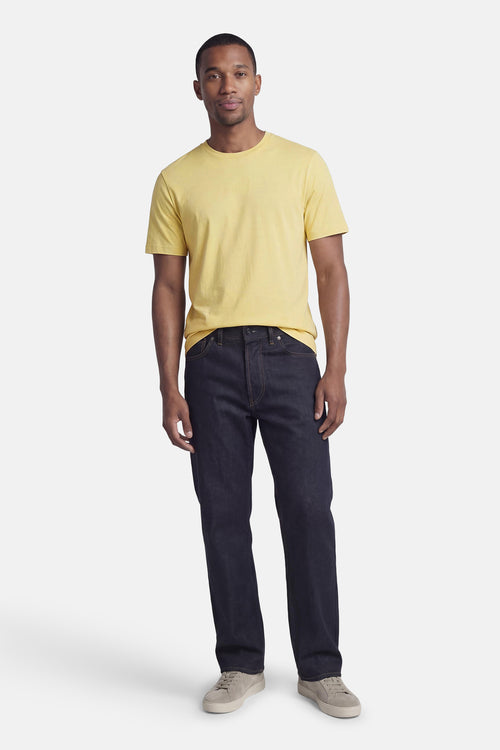 T-shirt à manches courtes vert de BOSS ORANGE, porté avec un jean foncé et des chaussures de sport grises.