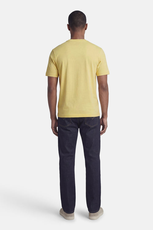T-shirt à manches courtes vert de BOSS ORANGE, porté avec un jean foncé et des chaussures grises, vue de dos.