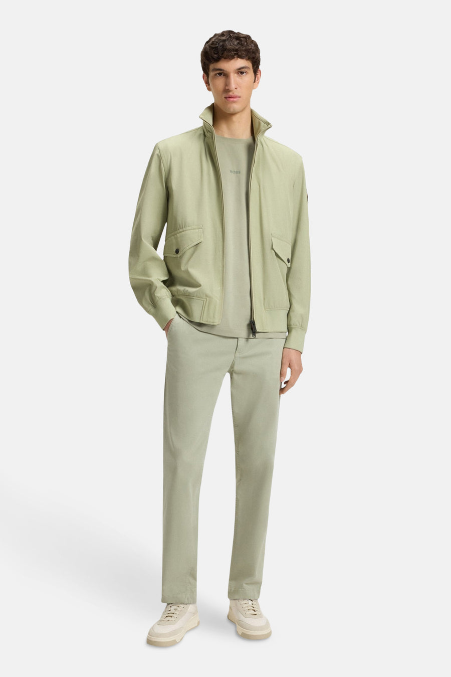 T-shirt à manches courtes vert de BOSS, porté avec une veste et un pantalon assortis.