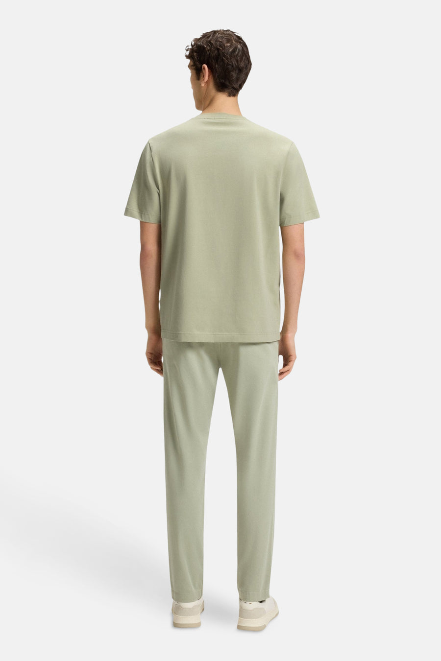 T-shirt à manches courtes vert par BOSS ORANGE, vue de dos avec pantalon assorti et chaussures beiges.