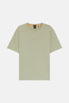 T-shirt à manches courtes vert de BOSS, avec un col rond à bordure orange.