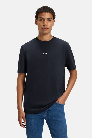 T-shirt bleu à manches courtes de BOSS ORANGE, porté avec un jean, sur fond uni.
