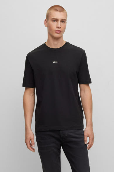 T-shirt à manches courtes noir de BOSS, avec le logo blanc sur la poitrine, porté avec un jean foncé.

