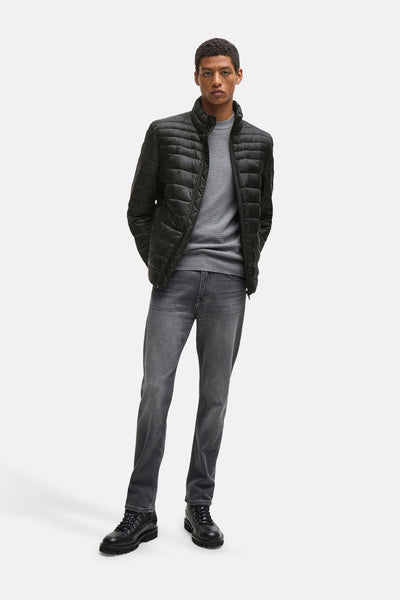 Korte grijze jas van BOSS ORANGE, gedragen met een gemêleerde grijze trui en een donkergrijze jeans.