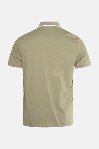 Polo à manches courtes vert olive de BOSS ORANGE avec finitions blanches au col et aux manches.
