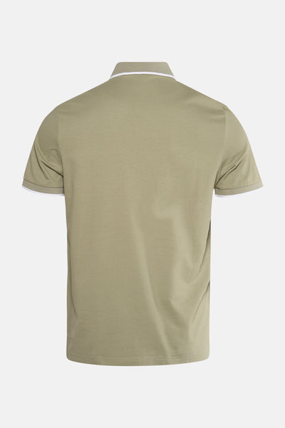 Polo à manches courtes vert olive de BOSS ORANGE avec finitions blanches au col et aux manches.
