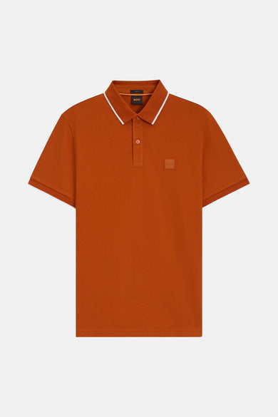 Polo orange à manches courtes de BOSS, avec col rayé blanc et logo ton sur ton.
