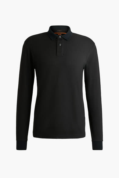Zwarte polo met lange mouwen van BOSS Orange, met donkere kraag en manchetten.