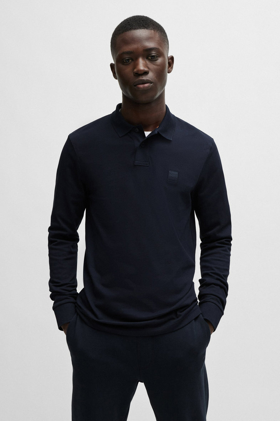 Polo bleu marine à manches longues de BOSS ORANGE, avec subtil logo ton sur ton sur la poitrine.
