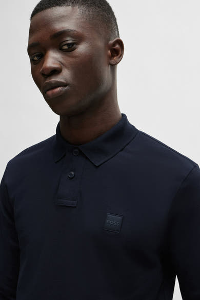 Polo bleu marine de BOSS ORANGE, avec manches longues et logo ton sur ton discret.