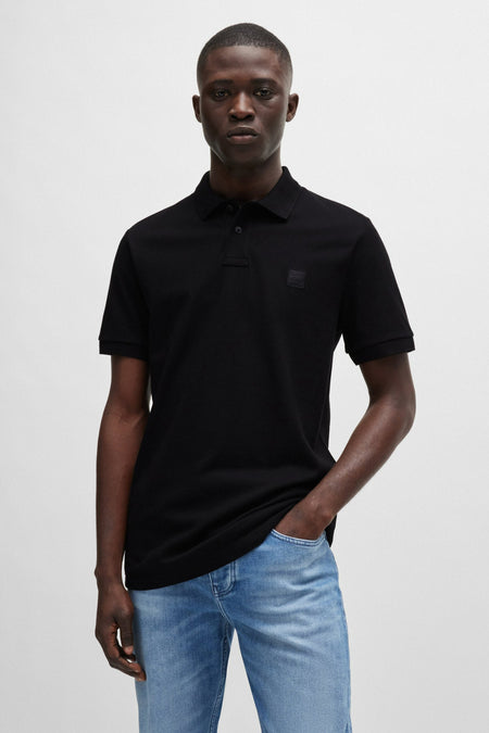 Zwarte korte mouw polo van BOSS ORANGE, eenduidig, met een logo in dezelfde kleur op de borst.