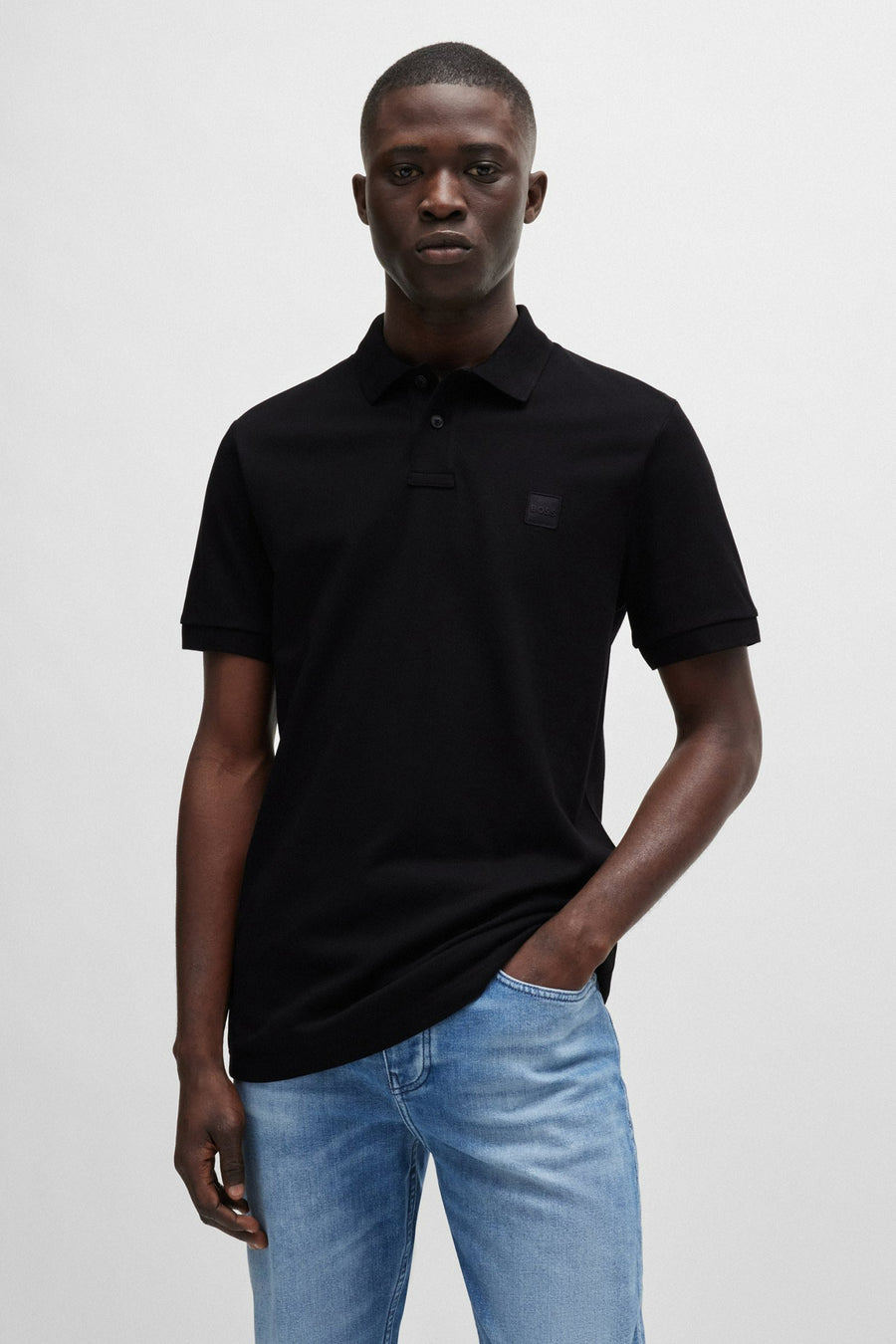 Zwart poloshirt met korte mouwen van BOSS ORANGE, effen, met een toon-op-toon logo op de borst.
