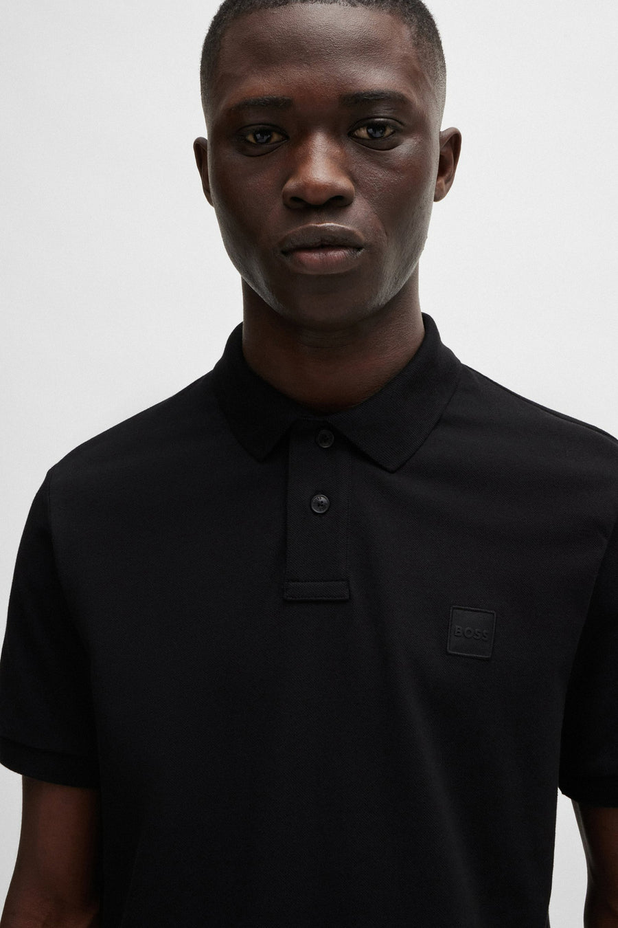 Polo à manches courtes noir de BOSS ORANGE, uni, avec un logo ton sur ton sur la poitrine.