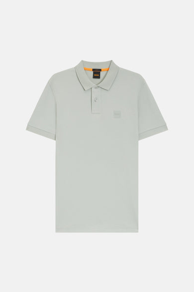 Grijze polo van BOSS ORANGE, met een klassieke kraag en een discreet logo op de borst.