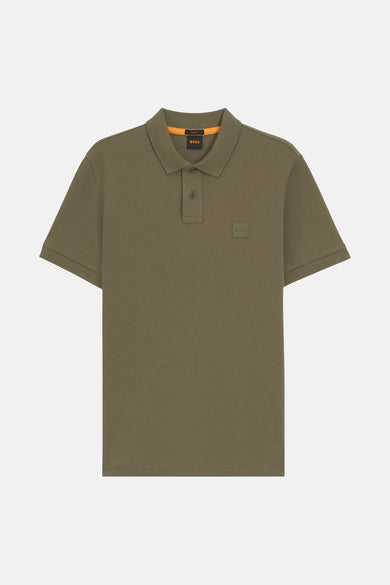 Polo à manches courtes vert olive de BOSS, avec un logo ton sur ton sur la poitrine.