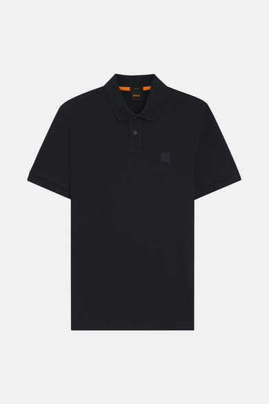Polo bleu marine à manches courtes de BOSS, avec logo discret sur la poitrine.
