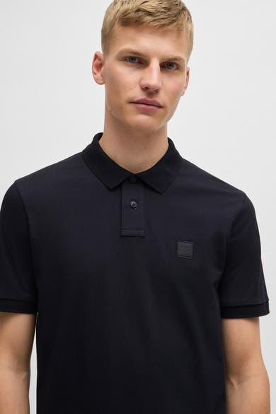Polo bleu marine à manches courtes de BOSS ORANGE, avec logo ton sur ton discret sur la poitrine.

