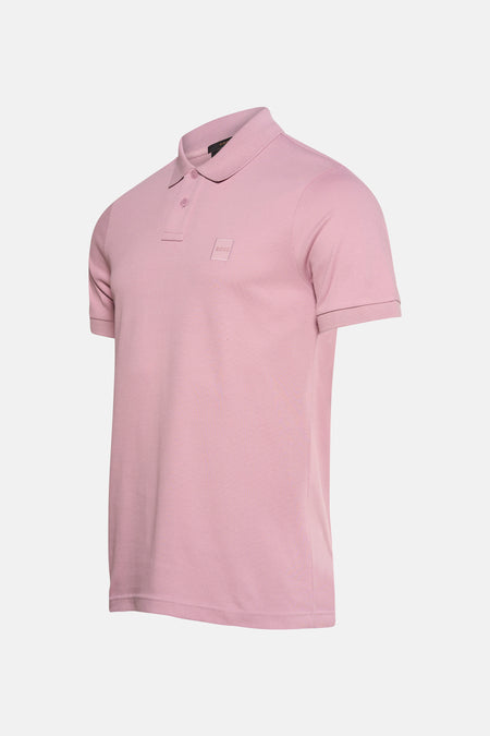 Polo rose à manches courtes de BOSS ORANGE, avec logo ton sur ton sur la poitrine et patte de boutonnage à deux boutons.