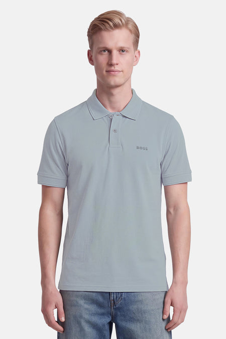 Polo gris à manches courtes de BOSS ORANGE, col classique avec boutons, logo discret sur poitrine, vue frontale sur modèle