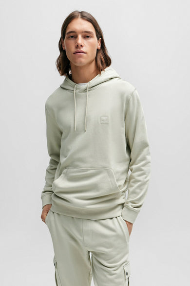 Beige BOSS hoodie met een strakke en en discreet vierkant logo op het voorste.
