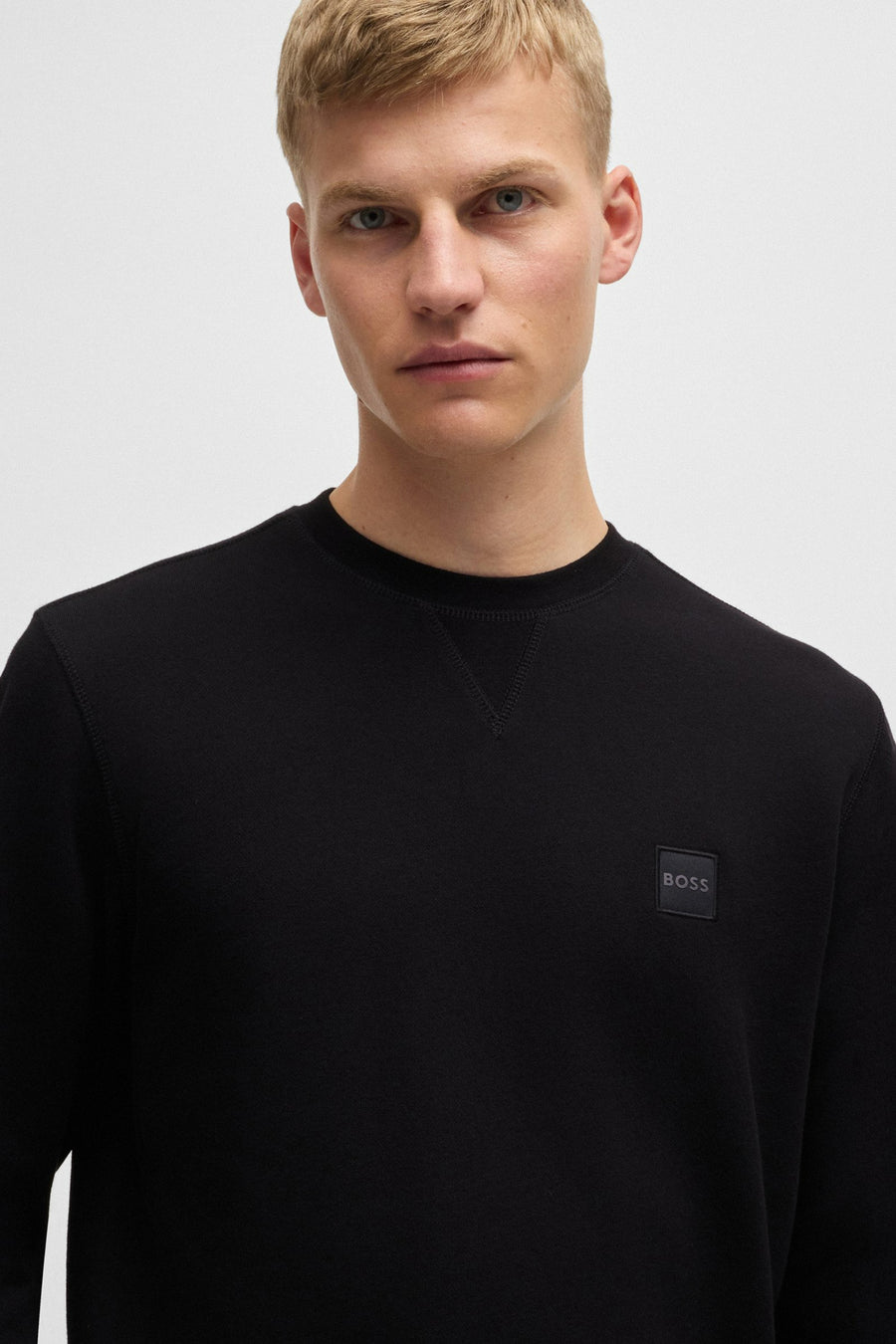 Sweat noir à col rond de BOSS ORANGE avec un logo discret sur la poitrine.

