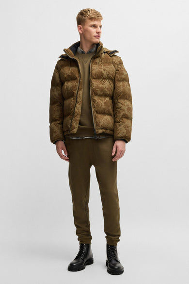 Sweatshirt kaki van BOSS ORANGE, met ronde nek, gedragen over een geruitte shirt.