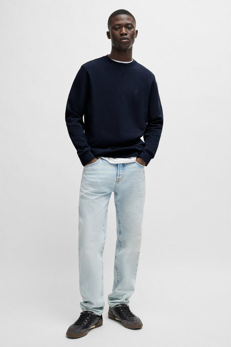 Blauwe BOSS sweatshirt met ronde nek en logo in dezelfde kleur op de borst.