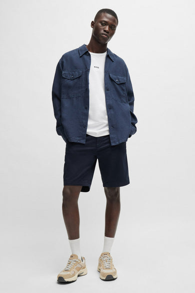 Bermuda bleu de BOSS ORANGE, porté avec un t-shirt blanc et une surchemise bleu marine.