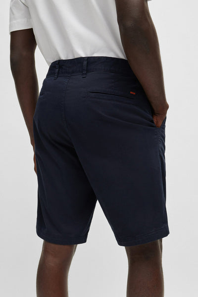 Blauwe Bermuda van BOSS ORANGE, met achterzak en een lengte boven de knie.