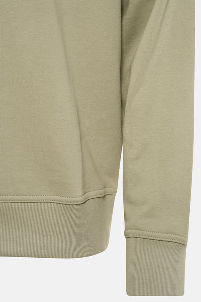 Sweat-shirt vert de BOSS ORANGE, montrant la texture du tissu et les détails des coutures au niveau de la manche.