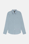 Chemise bleue à manches longues de BOSS Orange, avec des boutons blancs et logo brodé.
