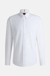 Chemise blanche à manches longues de BOSS ORANGE, avec une étiquette à logo sur le col.