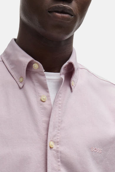 Chemise rose à manches longues de BOSS ORANGE, avec col boutonné et logo brodé discret.
