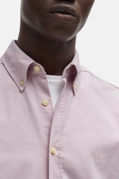 Chemise rose à manches longues de BOSS ORANGE, avec col boutonné et logo brodé discret.
