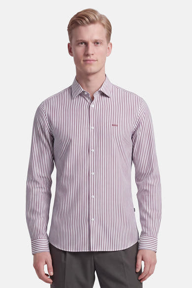 Chemise à manches longues rouge rayée par BOSS ORANGE, boutonnée, vue de face sur modèle