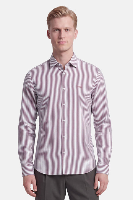 Chemise à manches longues rouge rayée par BOSS ORANGE, boutonnée, vue de face sur modèle