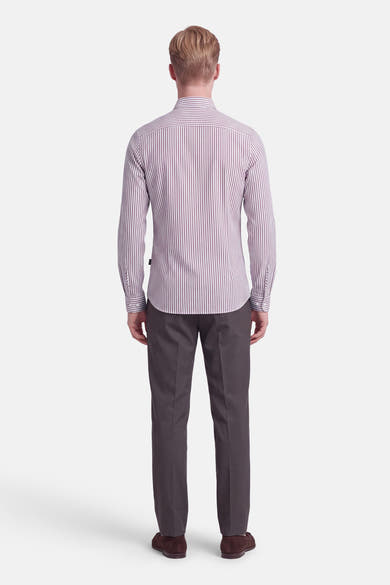 Chemise à manches longues rayée rouge et blanche de BOSS ORANGE, vue dos, portée avec pantalon gris foncé et chaussures marron