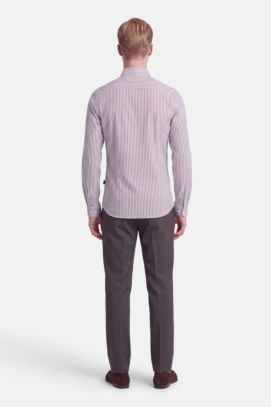 Chemise à manches longues rayée rouge et blanche de BOSS ORANGE, vue dos, portée avec pantalon gris foncé et chaussures marron