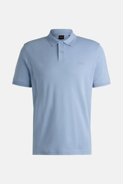 Polo bleu de BOSS ORANGE, avec logo brodé sur la poitrine et détails de texture sur le col et les manches.
